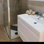 Airport Apartment *
